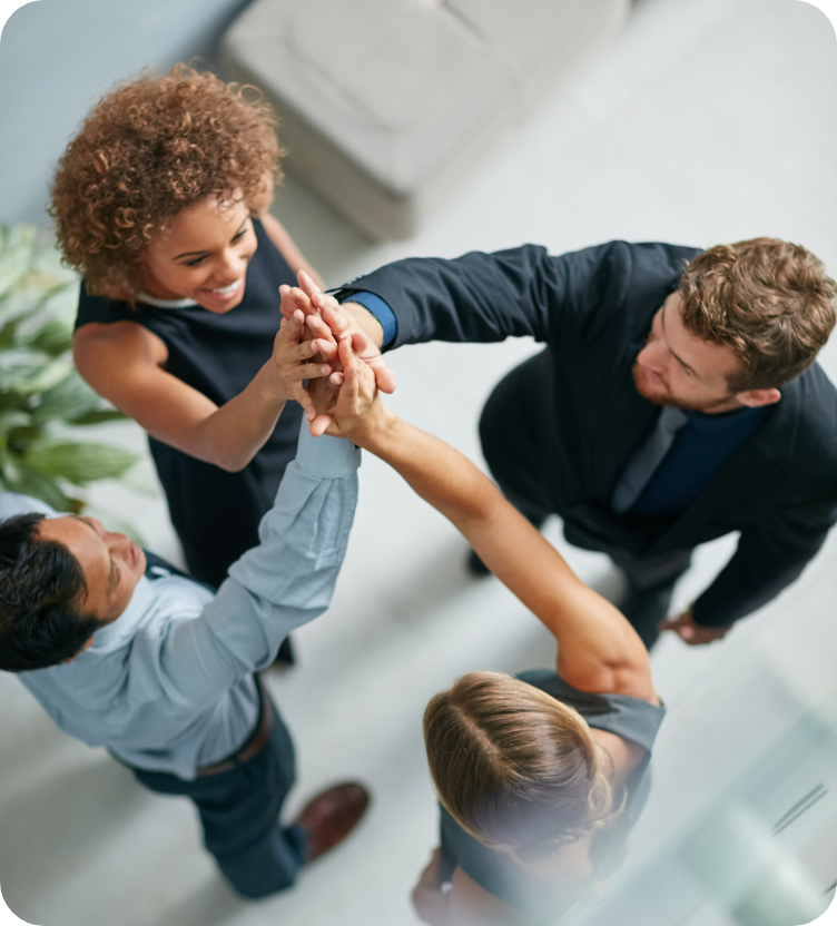 4 personnes se tapent dans la main